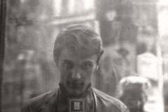 Autoportrét v zrcadlovém odrazu ve výkladní skříni v podzimní Budapešti, 1964