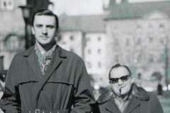 Syn a otec, komik Willy Kuk. Věže v pozadí - podobnost čistě náhodná. Praha 1967