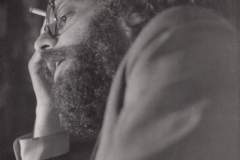 Americký básník tzv. beat generation ALLEN GINSBERG. Setkal jsem se s ním v roce 1965 v jednom staropražském bytě. Den předtím byl přepaden a byl mu odcizen notýsek, z něhož se v našem tisku záhy objevily citace poznámek velmi intimního charakteru. Bylo jisté, že byl o notýsek okraden příslušníky StB.