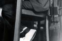 Venku ještě zbytek zimy a Ginsbergovo oblečení sako, šála a tenisky, 1965