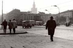 VARŠAVA. Palác kultury a vědy se tyčí nad polskou metropolí. V roce 1967 tu vystupovali Rolling Stones. Budově se přezdívá „Pomsta šíleného cukráře“., 1968