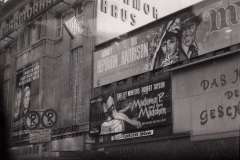 Západoberlínské ulice plné filmových poutačů, 1964