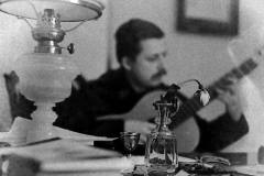 Německý básník a písničkář WOLF BIERMANN.  Z NSR emigroval do NDR, kde se pokoušel Němce učit, co je to demokracie. Domlouvali mu, aby NDR opustil. Oponoval: „Já mám odtud odejít? Vy odtud odejděte!“ Není divu, že když jednou vyjel koncertovat k západním krajanům, už ho do NDR nepustili zpět. Že se nemůže vrátit se dověděl během koncertu, který živě přenášela západoněmecká televize. Koncert se protáhl dlouho přes půlnoc a diváci (i v NDR)  ho mohli sledovat až do konce. Od té doby uplynulo mnoho let a odehrála se  celá řada neuvěřitelných událostí. Třeba to, že se Wolf Biermann oženil a stal se nevlastním otcem punkrockové zpěvačky Niny Hagen. Fotografoval jsem ho v roce 1964, kdy jsme ho navštívili s novinářem Petrem Adlerem v berlínského bytu na Chausseestrasse číslo 131.