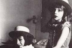 Monika Jimini a Magda Křížková v šatně divadla Odéon, 1964