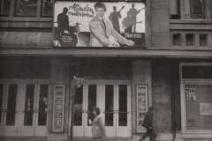 Jedno z budapešťských kin. Zatímco v Praze se hrál film Klub mladých s Clifem Richardem, v Budapešti tou dobou kraloval jiný anglický rocker, Tommy Steele.   Tento jeho film se u nás pak hrál pod názvem Všechno se může stát. 1964
