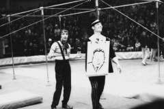 Klaun Leonid, tentokrát už v manéži, kde doprovází kreslíře Alešičeva. Moskva 1970