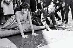 1963-Byt a Sladká Irma-MacLaine a Jack Lemon před čínským divadlem v Hollywoodu